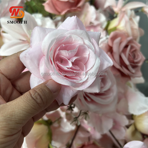 Décoration de table de mariage romantique avec une rangée de fleurs roses et une boule de fleurs roses sur le thème des pampas blancs lisses - Product Image 4