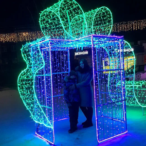 ซุ้มโค้งกล่องของขวัญคริสต์มาสขนาดใหญ่พร้อมไฟ LED สำหรับทางเข้าห้างสรรพสินค้า สวนสาธารณะ และงานเทศกาล - Product Image 1