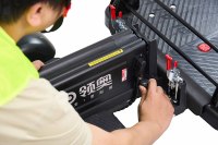 Chariot électrique pliable auto-équilibré de 300 kg avec moteur sans balais 1400 W et rangement pour outils