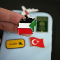 Épinglette de téléphone tendance avec carte du Koweït et drapeau turc, finition émail doux en métal pour la décoration quotidienne du téléphone