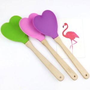 Ensemble de spatules de cuisine en silicone avec manche en bois, forme cœur, qualité alimentaire, fournisseur chinois, outils de pâtisserie, grattoir en silicone, OEM/ODM - Product Image 1