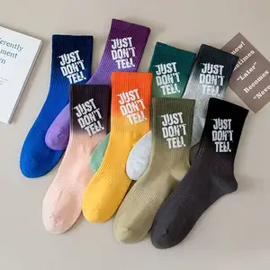 Toptan moda mektuplar baskılı kravat boyalı kaykay çorap fantezi kademeli değişim renkleri çiftler spor çorapları