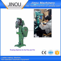 Machine à riveter hydraulique automatique pour pièces métalliques