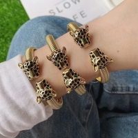 Nouveau bracelet ouvert à double tête de léopard, design hip-hop, bijoux de mode, géométrie rayée, plaqué or, zircon vert