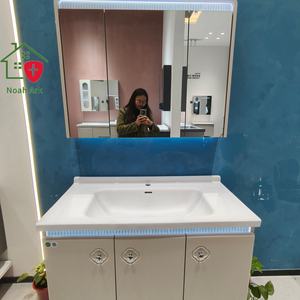 Mueble de Baño Moderno de MDF Blanco, Gabinete de Tres Puertas, Acabado en Laca Inteligente, Lavabo de Cerámica, Barra de Luz Azul - Product Image 1