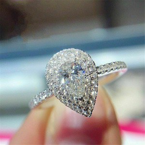 Anello decorativo classico europeo americano a forma di goccia con zirconi, ornamento creativo e brillante per le occasioni nuziali - Product Image 2