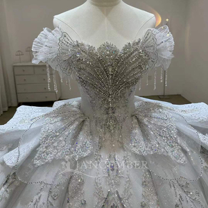 Vestido de Novia JJ91 Moderno con Hombros Descubiertos, Cola de Capilla, Encaje Floral, Cuentas de Cristal y Falda Abultada - Product Image 4