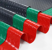 Machine d'extrusion de rouleaux de moquette PVC à double vis, ligne de production de tapis de sol en PVC avec calandreuse, moteur central