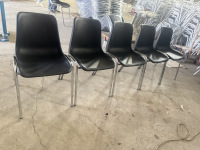 Chaise d'événement empilable et connectable en plastique PP avec pieds métalliques et crochet de raccordement pour conférences, salles de classe et églises
