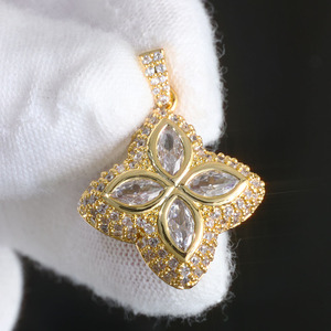 Colgante de Trébol de la Suerte de Plata de Ley 925 con Moissanita VVS, Estilo Hip Hop Bling, Certificado GRA y Aprobado por el Probador - Product Image 5
