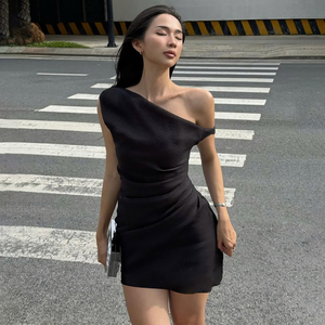 Vestido Mini Negro Elegante Francés con un Hombro Descubierto y Fruncido, Vestido Corto Ajustado a la Cintura, Atuendo Chic para Fiesta de Noche para Mujer - Product Image 1