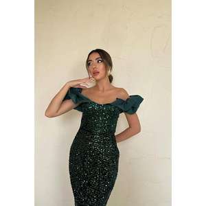 Robe de soirée fourreau émeraude à sequins, épaules dénudées, avec fente, taille naturelle, en satin - Product Image 3