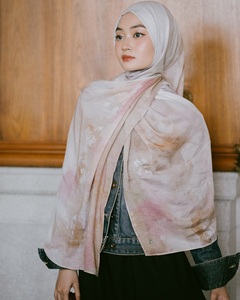 Voile de fleurs douces peintes en pastels adoucis, <span class=keywords><strong>tendre</strong></span> et aérien, élégance sans effort, hijab en modal twill Hush Meadow - Product Image 4