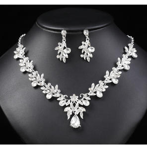 Ensemble collier et boucles d'oreilles plaqué or à motifs floraux sophistiqués, style romantique pour femmes modernes - Product Image 4