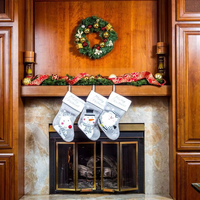 Vente en gros de bas de Noël 2025 pour célébrations joyeuses Ornement d'arbre de Noël gris avec sac de bonbons Décoration de cadeau de vacances