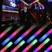 Bâtons lumineux en mousse lumineux Pack de fête en vrac Grands bâtons en mousse LED avec 3 effets clignotants, fournitures de fête d'anniversaire phosphorescentes