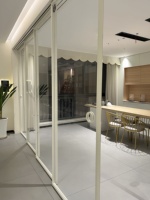 Porte coulissante de séparation en verre à cadre en aluminium, design moderne en L, à fermeture douce, télescopique, pour appartement de luxe, cave à vin, hôpital