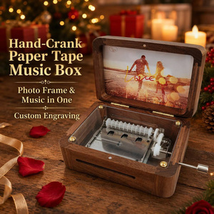 Caja <span class=keywords><strong>de</strong></span> <span class=keywords><strong>música</strong></span> navideña <span class=keywords><strong>de</strong></span> metal con manivela, marco <span class=keywords><strong>de</strong></span> fotos, tira perforada, movimiento personalizado, grabado OEM, venta al por mayor, <span class=keywords><strong>música</strong></span> personalizada - Product Image 1