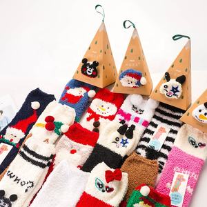 Calzini Invernali Caldi da Adulto con Simpatico Design 3D di Animali, Morbidi e Soffici, in Pile di Corallo, Spessi da Casa, Calze Natalizie da Pavimento, Idea Regalo con Scatola - Product Image 1