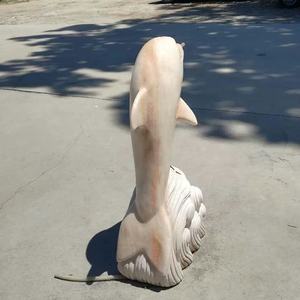 Fuente de estatua de delfín de mármol rosa puesta de sol tallada a mano para paisajes exteriores - Product Image 3