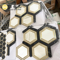 Marbre de forme d'hexagone de conception de luxe avec le carreau de mosaïque Waterjet en laiton pour la décoration de plancher de mur