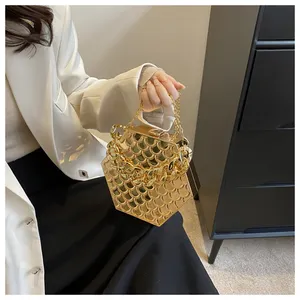 Bolsa de mão geométrica feminina, de metal, elegante, corrente de ouro, para festa