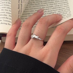 แหวนเงินแท้ S925 ดีไซน์รูปมือจับกัน ประดับเพชรแบบ Pave Setting เหมาะสำหรับใส่ทุกวัน - Product Image 2