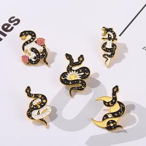 Spilla in Metallo Smaltato Creativa all'Ingrosso con Motivi di Serpente, Stella, Sole, Luna e Rosa, Regalo per Amanti del Punk Dark - Product Image 2