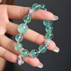 สร้อยข้อมือลูกปัดทรงกลมสีเขียวฟลูออไรต์พร้อมลูกปัดตกแต่งโทนสีเงิน - Product Image 4
