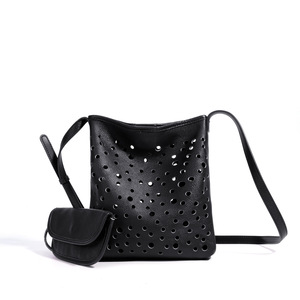 Bolso Bandolera Genuino de Piel de Flor Integral Perforada Negra con Detalles Láser, Incluye Mini Bolsa a Juego y Charm, Directo de Fábrica - Product Image 1