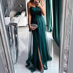 Vestido de noche largo de un solo hombro con corte imperio, abertura y capa transparente, color liso, para eventos formales - Product Image 1