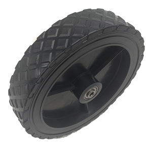 Neumático sólido de PVC de 7x1.5 pulgadas con diseño diagonal para uso en remolques y carretillas, capacidad de carga de 30 kg - Product Image 1