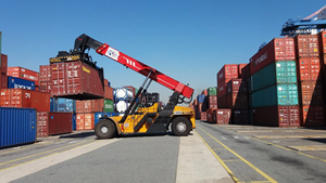 Maquinaria logística 35t Reach Stacker con altura de elevación máxima de 13910 mm Listo para enviar - Product Image 4