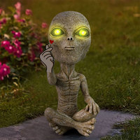 Sculpture en résine extraterrestre avec geste amusant, extraterrestre aux yeux verts assis en position croisée, décoration de jardin fantaisiste artisanale
