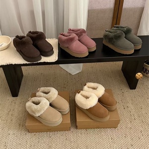 Botas de nieve clásicas de diseñador para mujer, de gamuza sintética, con forro de piel, punta redonda, suela de goma, cálidas para el invierno, antideslizantes. - Product Image 5