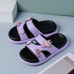 Sandales mignonnes pour enfants, violettes et noires, souples, antidérapantes, pour la maison et l'extérieur, avec motif souriant et breloque lapin. - Product Image 1