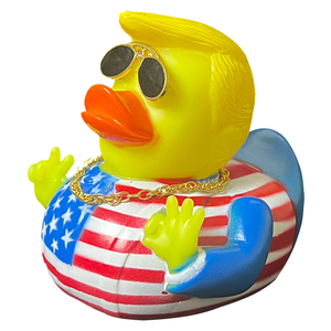 Vente en gros de jouets de <span class=keywords><strong>bain</strong></span> en forme de canard de 3 pouces, nouveau design, ornements de voiture, avec <span class=keywords><strong>collier</strong></span> doré, lunettes de soleil, drapeau rouge, bleu et blanc, canard en caoutchouc - Product Image 5