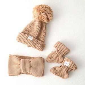 All'ingrosso su misura neonato maglieria nascita annuncio vestito cotone biologico neutro stivaletti <span class=keywords><strong>a</strong></span> <span class=keywords><strong>maglia</strong></span> con berretto fiocco Set - Product Image 3