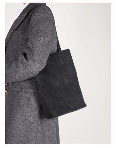 กระเป๋าสะพายข้างสีแดงน่ารักอเนกประสงค์สำหรับฤดูร้อนใหม่สำหรับผู้หญิง หนังแท้ ดีไซน์เก๋ไก๋ทันสมัย - Product Image 1