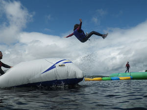 Équipement de jeu aquatique gonflable en PVC pour l'extérieur Plate-forme de lancement de blob d'air gonflable Tour d'oreiller sautante Catapult Blob pour parcs aquatiques - Product Image 2