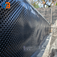 Planche de drainage rainurée en HDPE haute résistance, utilisée pour l'étanchéité des sous-sols et la protection des murs de fondation