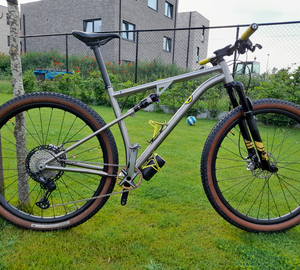 Cadre de vélo à suspension en titane avec photo complète - Product Image 1
