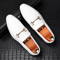 Lefu Chaussures décontractées en cuir blanc pour hommes Boucle de cheval britannique Style coréen Conception à une pédale Style paresseux Couleur unie Ressort intérieur