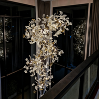 Lustre en céramique et métal en forme de fleur, sur mesure, professionnel, brillant, pour projet intérieur, luminaire suspendu en cristal coloré de luxe