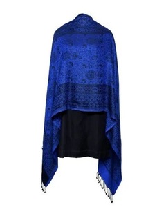Étole classique en viscose tissée, longue et élégante pour femme, avec un tombé fluide, une texture douce et une finition texturée pour le quotidien - Product Image 6