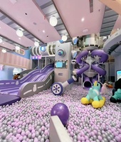 Aire de jeux intérieure commerciale sur le thème de l'horloge pastel, avec piscine à balles océaniques et zone de jeu de rôle, pour centre commercial et FEC