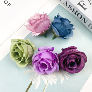 Têtes de fleurs de rose en soie de couleurs assorties pour la décoration de mariage et les accessoires pour cheveux DIY - Product Image 3