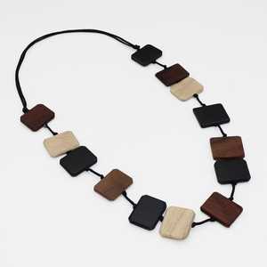 Colliers en bois fabriqués à partir de perles de bois naturelles, conçus pour une utilisation en bijoux ethniques, traditionnels, décontractés et de tous les jours. - Product Image 2