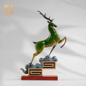 Sculpture d'animal en laiton fait main, motif cerf porte-bonheur et nuage volant, avec éléments en cuivre et or, cadeau de bureau et de pendaison de crémaillère - Product Image 4