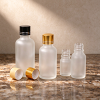Vente en gros de flacons compte-gouttes en verre blanc mat givré de 15 ml, 20 ml, 30 ml, 50 ml, 100 ml avec des embouts compte-gouttes dorés